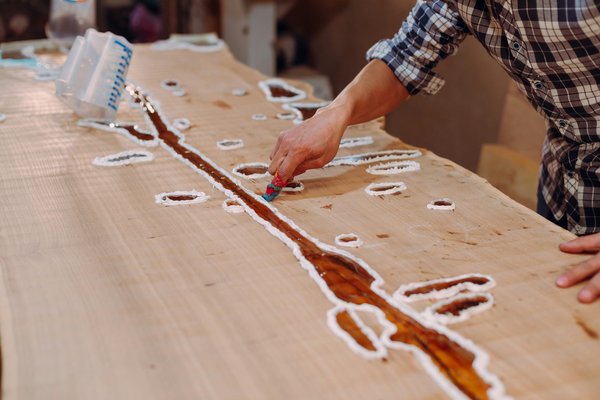 La magie des tables bois époxy : élégance et personnalisation